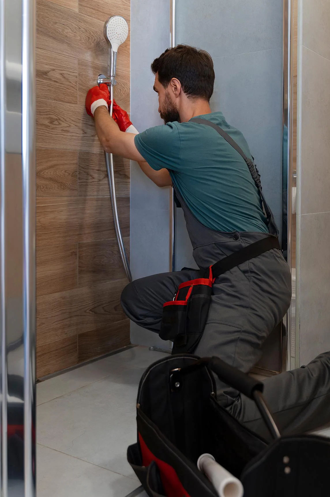 Técnico especialista em localizar vazamentos de água